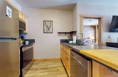 Mammoth Lakes Condo | 5-Star Mtn Modern Unit, Balcony, Near Walking & Biking Trails. Pool On-site