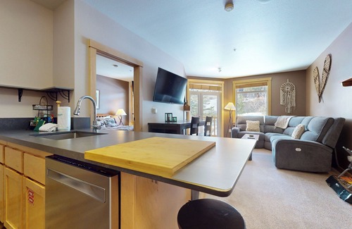 Mammoth Lakes Condo | 5-Star Mtn Modern Unit, Balcony, Near Walking & Biking Trails. Pool On-site