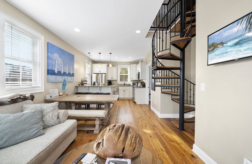 Atlantic Beach House | 5 Star Reviews 3 Bedroom Luxury House w/Pool, Steps from Beach, Sleeps 7, Shops