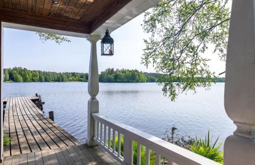 Lahti House | 50's Charm by the Lake with Sauna, Free Parking, 5 Bedrooms