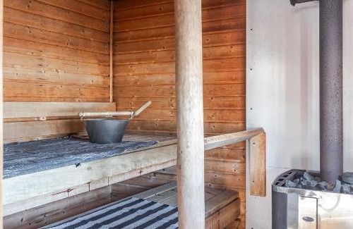 Lahti House | 50's Charm by the Lake with Sauna, Free Parking, 5 Bedrooms