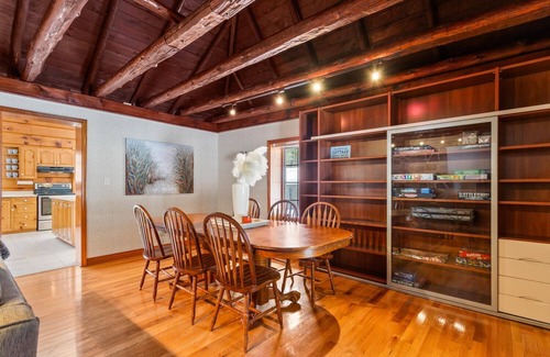 Port Franks House | $500 GIFT w/stay*! GRAND COTTAGE IN PORT FRANKS, HOT TUB. PET-FRIENDLY!