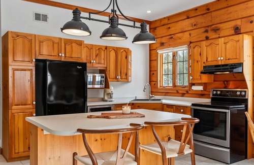 Port Franks House | $500 GIFT w/stay*! GRAND COTTAGE IN PORT FRANKS, HOT TUB. PET-FRIENDLY!