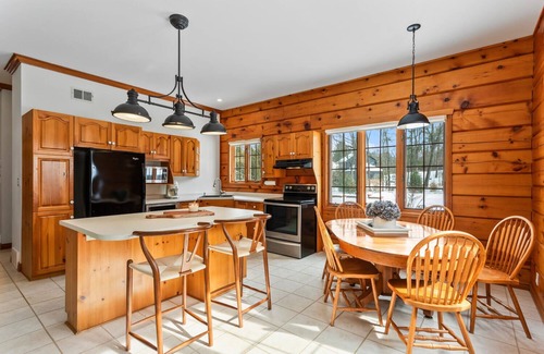 Port Franks House | $500 GIFT w/stay*! GRAND COTTAGE IN PORT FRANKS, HOT TUB. PET-FRIENDLY!