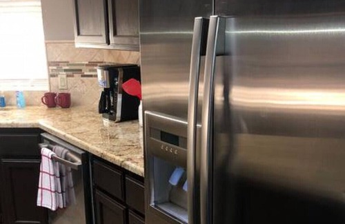 Greenacres House | 5400 Summerwind Way, Bakersfield · Hot Tub ★ Happy Deluxe Family Home Away From Home