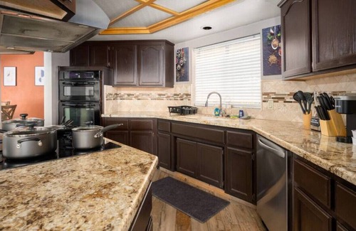 Greenacres House | 5400 Summerwind Way, Bakersfield · Hot Tub ★ Happy Deluxe Family Home Away From Home