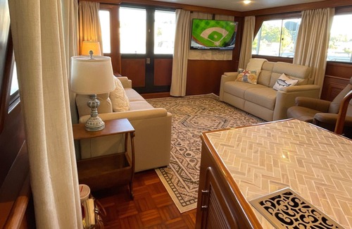 Knoxville Boat Rental | 55’ yacht on TN River downtown Knoxville TN at the Vol Navy location! 3BR & 3BA