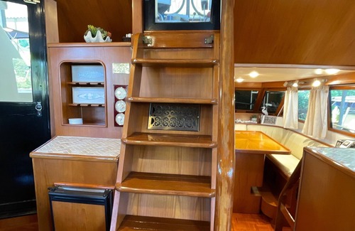 Knoxville Boat Rental | 55’ yacht on TN River downtown Knoxville TN at the Vol Navy location! 3BR & 3BA