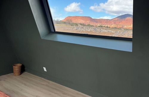 Teasdale Cabin | #59 Star-Gazing A-frame cabin, King Bed, Pet Friendly, bathroom not attached