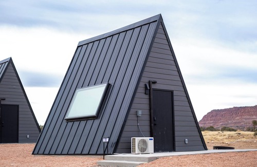 Teasdale Cabin | #59 Star-Gazing A-frame cabin, King Bed, Pet Friendly, bathroom not attached