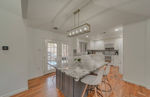 Richardson House | 5BD/3BA Bright & Cheerful + Backyard Pool Retreat