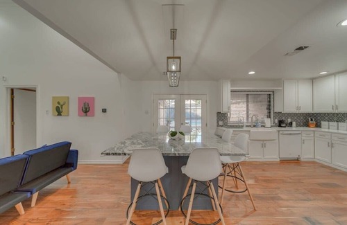 Richardson House | 5BD/3BA Bright & Cheerful + Backyard Pool Retreat