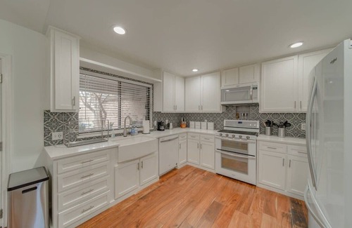 Richardson House | 5BD/3BA Bright & Cheerful + Backyard Pool Retreat