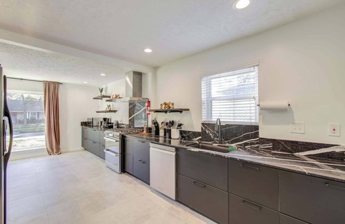 Spring Shadows House | 5BD Cozy Rustic Retreat - Pool & Firepit