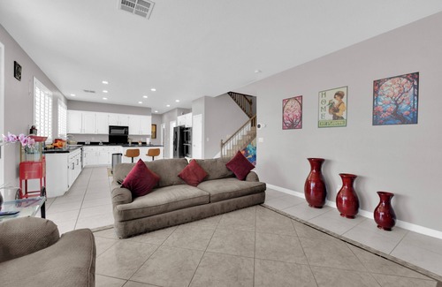 Henderson House | 5BR 4FB Sweet Home with Strip View!