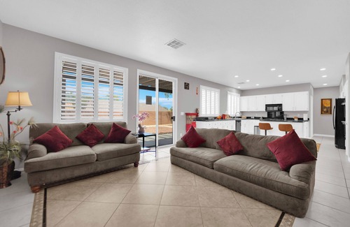 Henderson House | 5BR 4FB Sweet Home with Strip View!