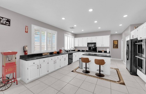 Henderson House | 5BR 4FB Sweet Home with Strip View!