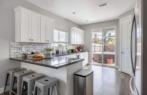 Flagstaff House | 5BR Cabin Hot Tub & AC Near Downtown