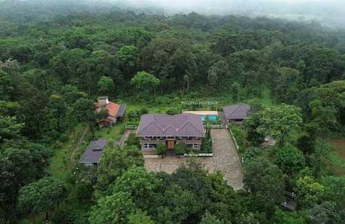 Virajpet Villa | 5BR Coffee & Mist Luxury Villa-High Speed Wifi- Comp Breakfast, Pvt Pool, and Coffee Estate Virajpet