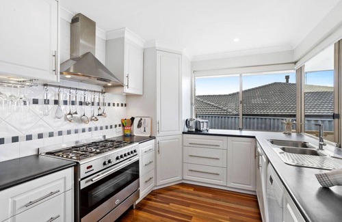 Mullaloo House | 5BR Retreat: Pool, table tennis & Pure Relaxation!