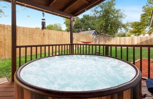 Copperfield House | 5BR Retreat with Game Room, Hot Tub & Big Yard - Sleeps 16 - 15 min to DT