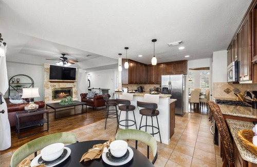 Willow House | 5BR Train Theme | Heated Pool Hot Tub EV BBQ