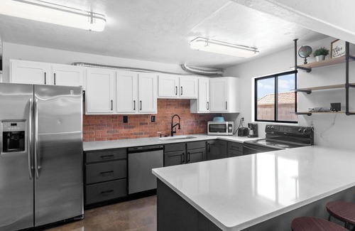 La Verkin House | 5BR Zion Retreat: 2Kitchens, FirePit, Mural & More