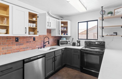 La Verkin House | 5BR Zion Retreat: 2Kitchens, FirePit, Mural & More