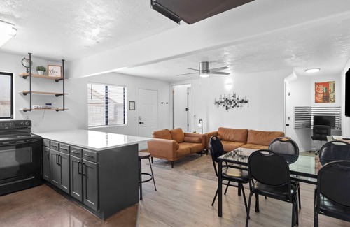 La Verkin House | 5BR Zion Retreat: 2Kitchens, FirePit, Mural & More