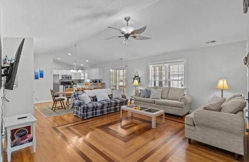 Tranquil Harbour House | 5min to Attractions Shops & Beach and Yard Games