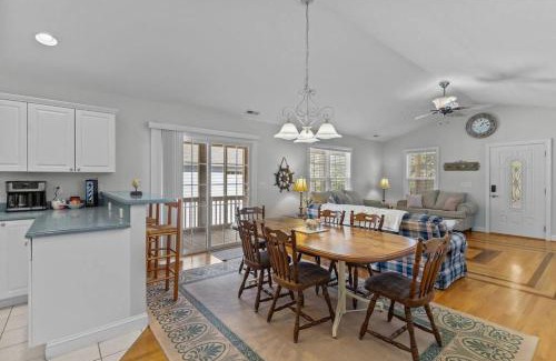 Tranquil Harbour House | 5min to Attractions Shops & Beach and Yard Games