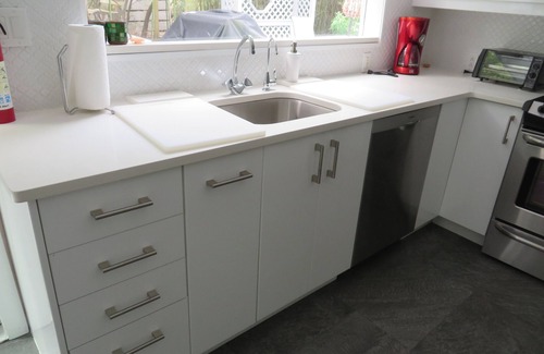 Ocean Beach House | 5th from the beach, dog friendly, sleeps 10, outdoor shower a/c utils included!