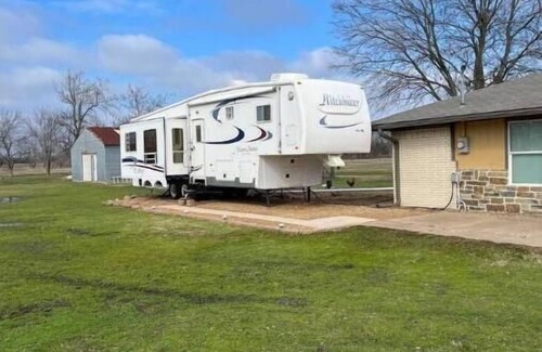 Greenville House | 5th Wheel Camper with plenty of outdoor space