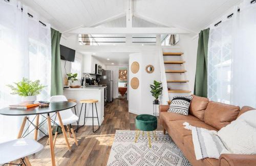 Guntersville Apartment | 6 A Little Wanderlust Lux Tiny House, Firepit, Boat Parking, 5 Mins to Lake, Downtown