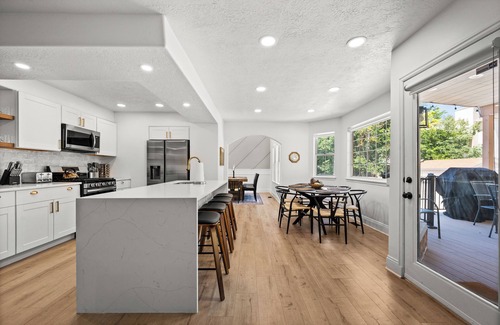 Sandy House | 6 Bdrm Close to Mtns+Resorts, Hot Tub, Heated Deck, Fire Pit + 85in TV