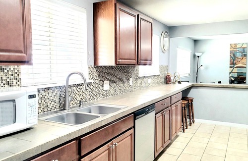 Dupont House | 6 bdrms-2 Kitchens-Patio & SUNROOM - Easy Access to Red Rocks and Downtown!