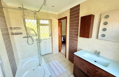 Walsall Villa | 6 Bedroom 4 bathroom House 14 guests or more in Birmingham, Wolverhampton, Walsall Contractors, Family & Groups