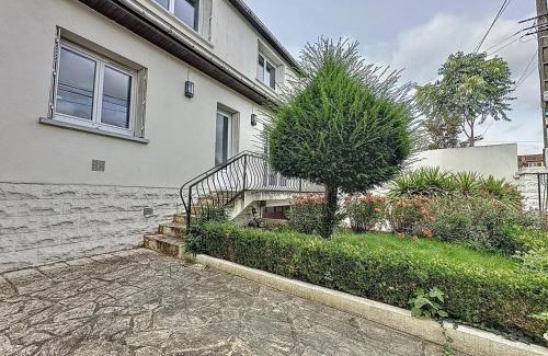 Saint-Denis House | 6 bedroom, 5 bathroom villa near Paris