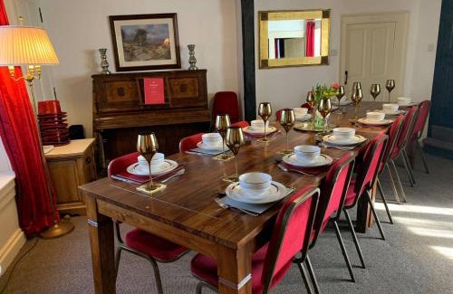 Weldon Villa | 6 Bedroom Farm House with 12 Beds in Weldon