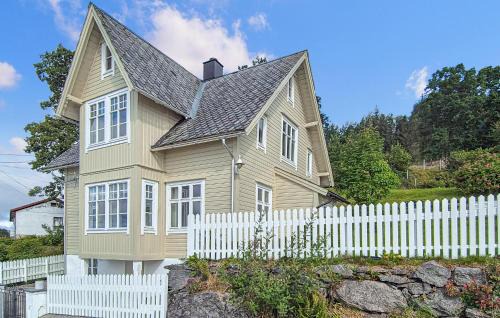 Askvoll House | 6 Bedroom Lovely Home In Holmedal