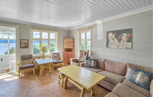 Askvoll House | 6 Bedroom Lovely Home In Holmedal