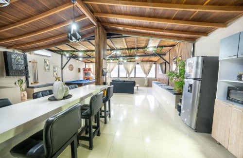 La Candelaria Apartment | 6 bedroom penthouse with pool table- 1 block from Lleras park p4