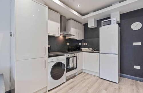 Banbury House | 6 Bedrooms 4 Bathrooms House in Great Location