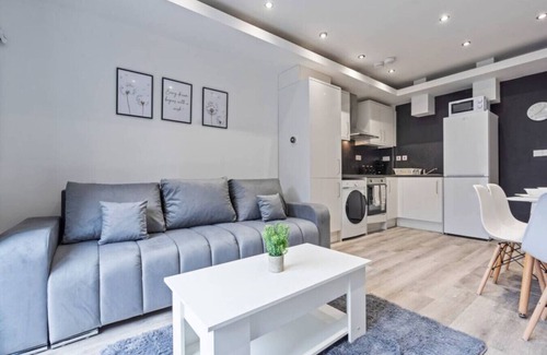 Banbury House | 6 Bedrooms 4 Bathrooms House in Great Location