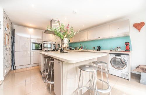 Maidenhead House | 6 bedrooms beautiful home 3 bathrooms, quiet location with garden near Legoland Windsor Heathrow