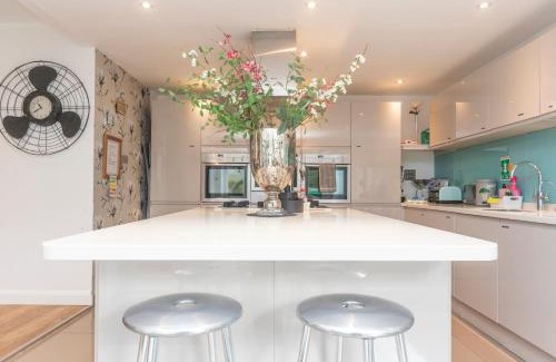 Maidenhead House | 6 bedrooms beautiful home 3 bathrooms, quiet location with garden near Legoland Windsor Heathrow