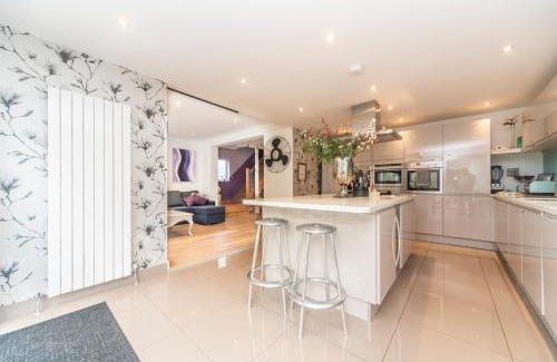Maidenhead House | 6 bedrooms beautiful home 3 bathrooms, quiet location with garden near Legoland Windsor Heathrow