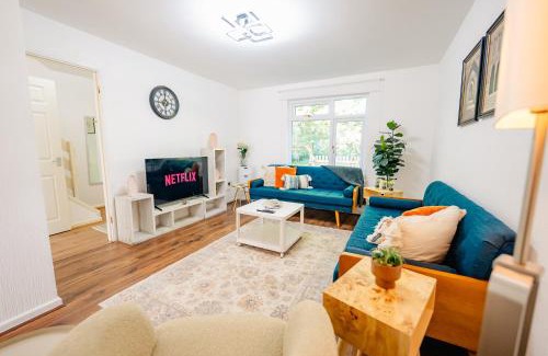 Pentwyn House | 6 Beds House with Free Parking, Garden & Fast WiFi