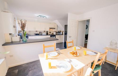 Pentwyn House | 6 Beds House with Free Parking, Garden & Fast WiFi