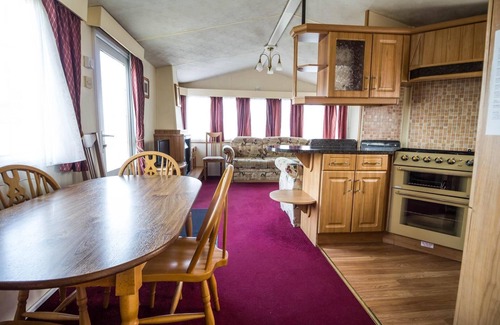Hunstanton House | 6 berth pet friendly caravan in Hunstanton by the beach ref 13001L
